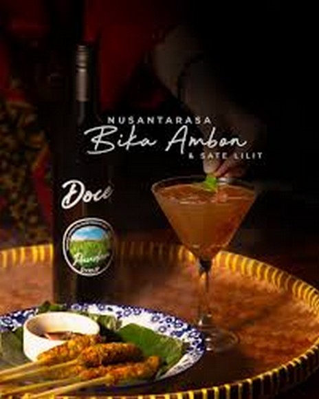 Ly cocktail arak madu bên đĩa sate lilit