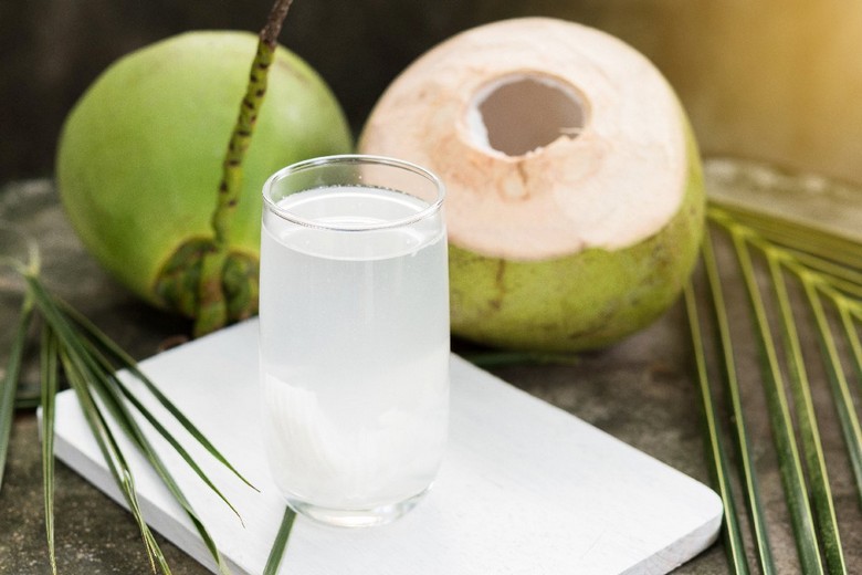 Ly nước dừa tươi và đồ uống không cồn nhiệt đới