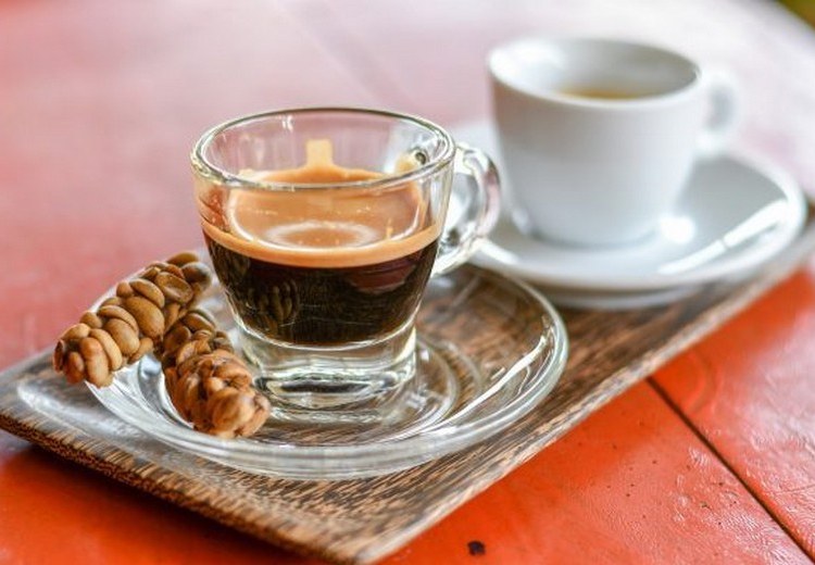 Ly cà phê chồn Kopi Luwak được phục vụ tại một đồn điền cà phê ở Ubud, Bali
