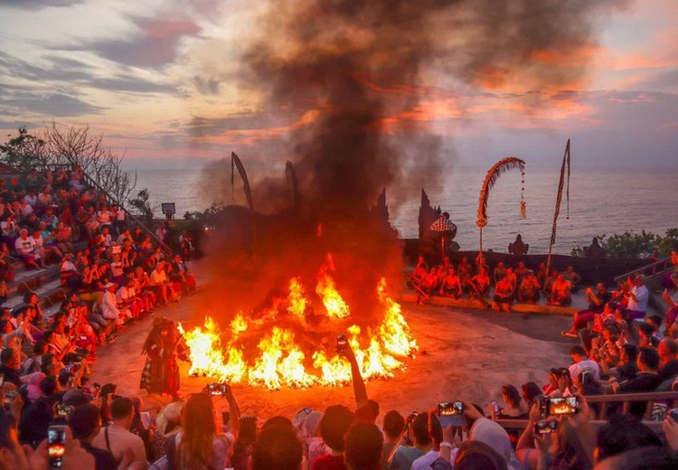 Màn múa lửa Kecak tại đền Uluwatu lúc chạng vạng