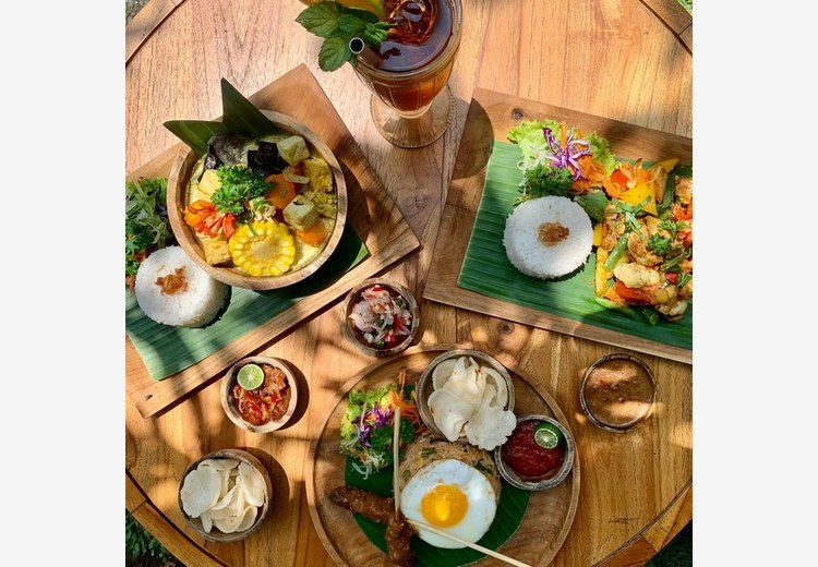 Một bữa ăn sáng tại quán warung Bali với nasi goreng và es teh