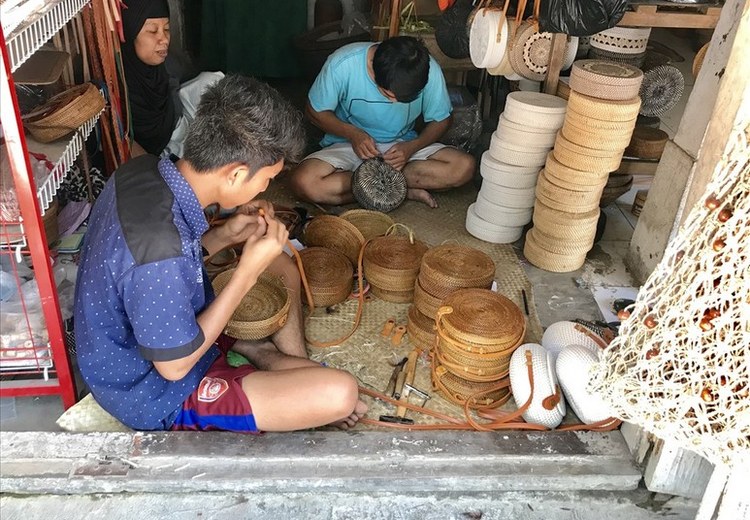 Một cơ sở sản xuất thủ công mỹ nghệ Bali với sản phẩm đang được sản xuất thủ công
