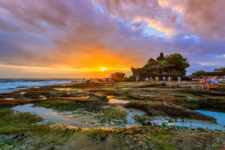 Đền Tanah Lot lúc hoàng hôn với sóng biển phía dưới