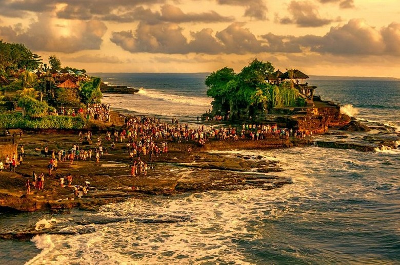 Đền Tanah Lot lúc hoàng hôn