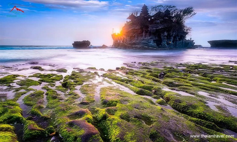 Đền Tanah Lot nằm trên mỏm đá giữa biển lúc hoàng hôn