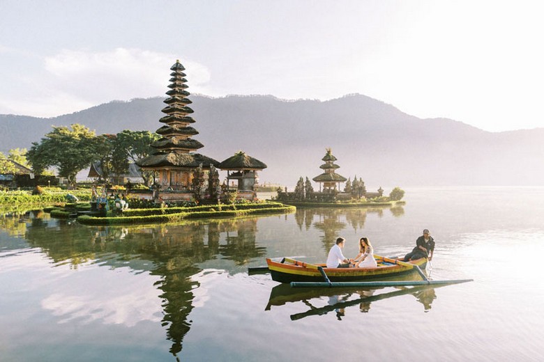 Đền Ulun Danu Beratan nhìn từ mặt hồ vào buổi sáng sớm có sương mù