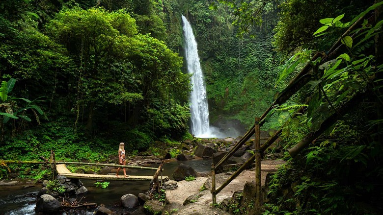 Đường bậc thang xuống thác Nungnung giữa rừng rậm Bali