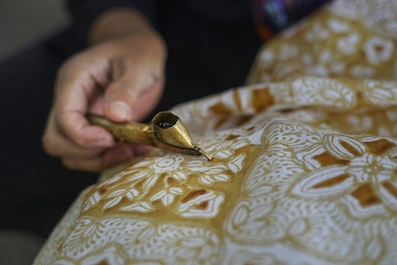 Nghệ nhân vẽ batik bằng bút sáp canting ở Bali