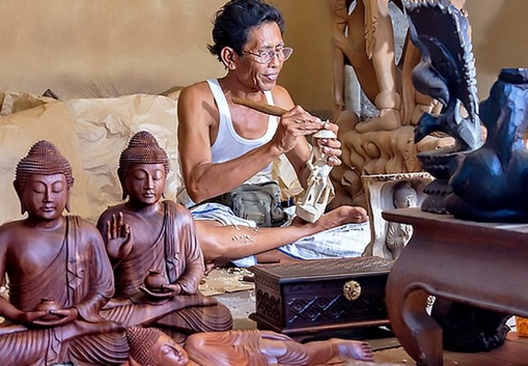 Nghệ nhân chạm gỗ tại làng Mas