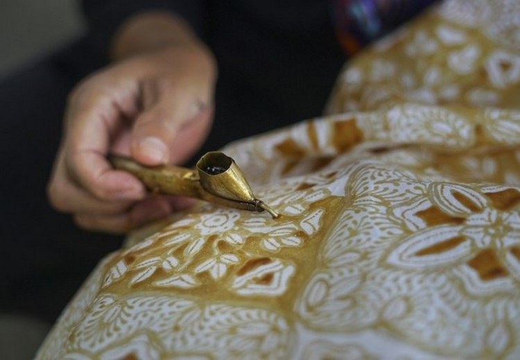 Nghệ nhân vẽ batik bằng bút sáp canting ở Bali