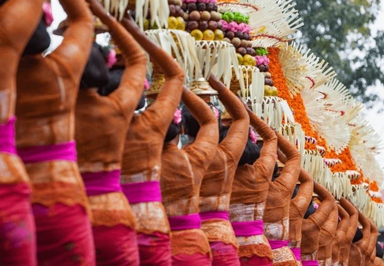 Nghi lễ dâng hoa tại một đền Hindu ở Bali, phụ nữ mặc trang phục truyền thống và quấn sarong