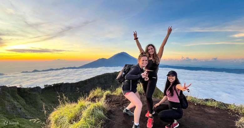 Đỉnh núi Batur khi bình minh lên, khung cảnh hồ và đỉnh Agung phía xa