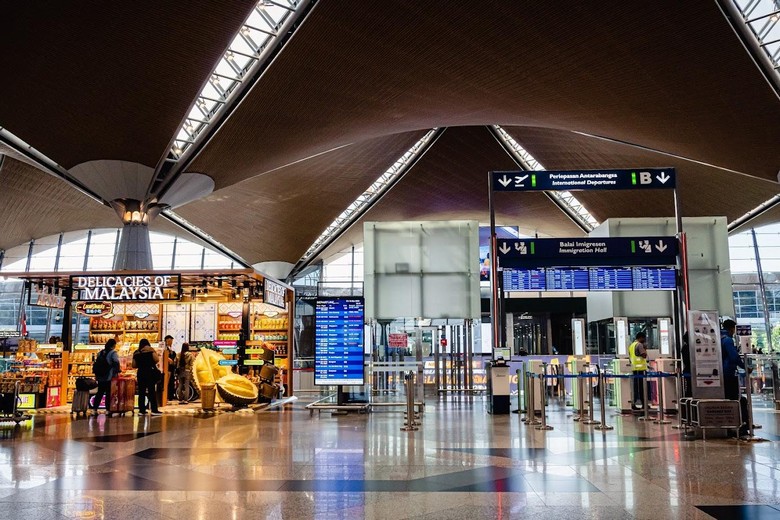 Sân bay KLIA Kuala Lumpur nhìn từ bên trong, khu vực transit rộng và hiện đại