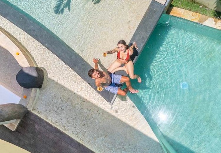 Nhóm bạn tụ tập tại villa hồ bơi Seminyak, Bali buổi chiều tà