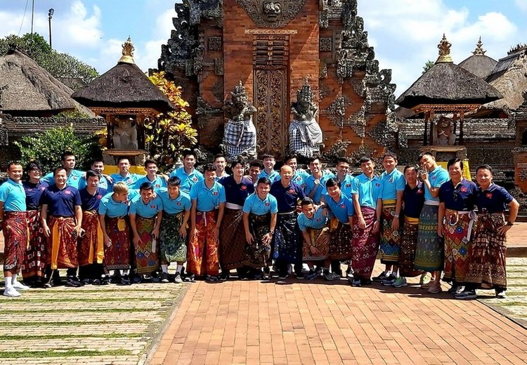 Nhóm khách Việt Nam mặc sarong trước cổng một ngôi đền Bali