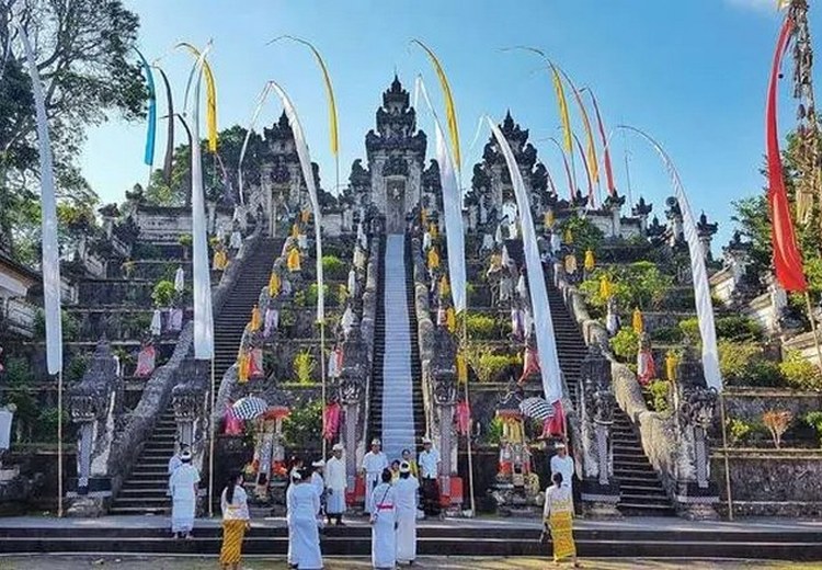 Nhóm người đứng trước cổng Pura Lempuyang Gates of Heaven