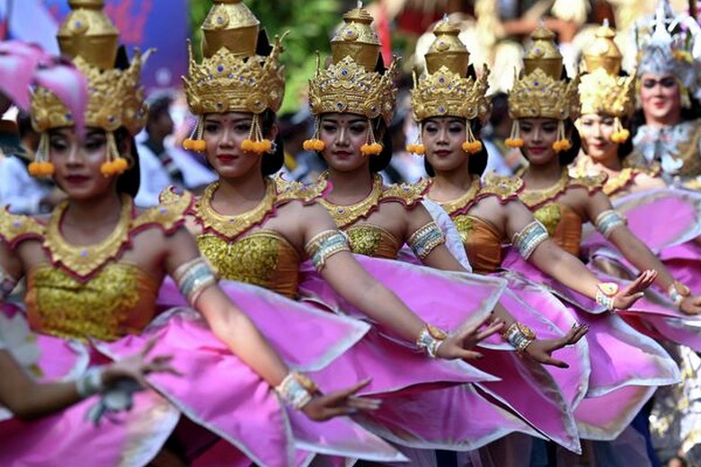 Đoàn diễu hành trong Lễ hội Nghệ thuật Bali