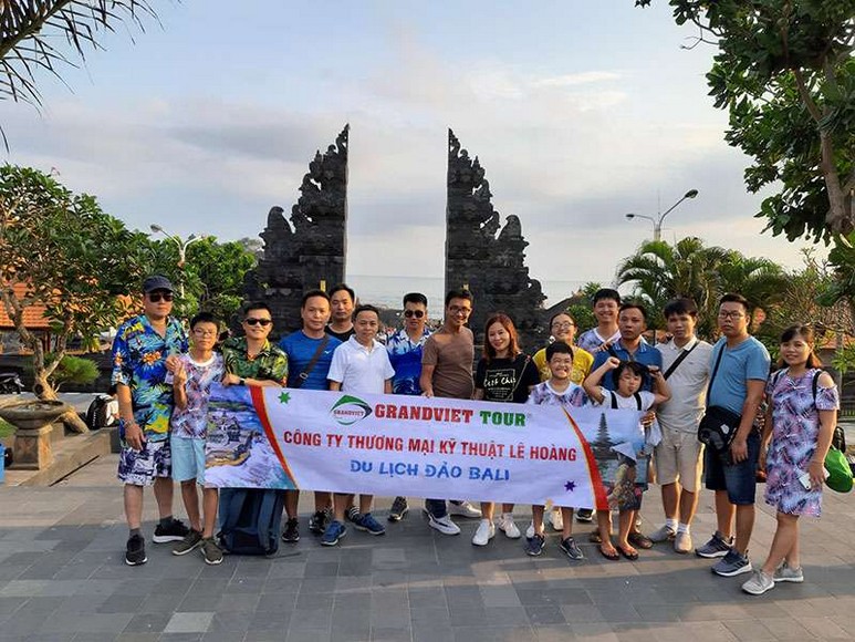 Đoàn khách Hà Nội chụp ảnh kỷ niệm tại Tanahlot Temple Bali
