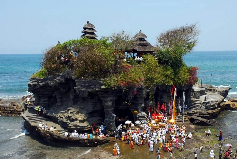 Đoàn khách Việt tham quan đền Tanah Lot lúc chiều tà