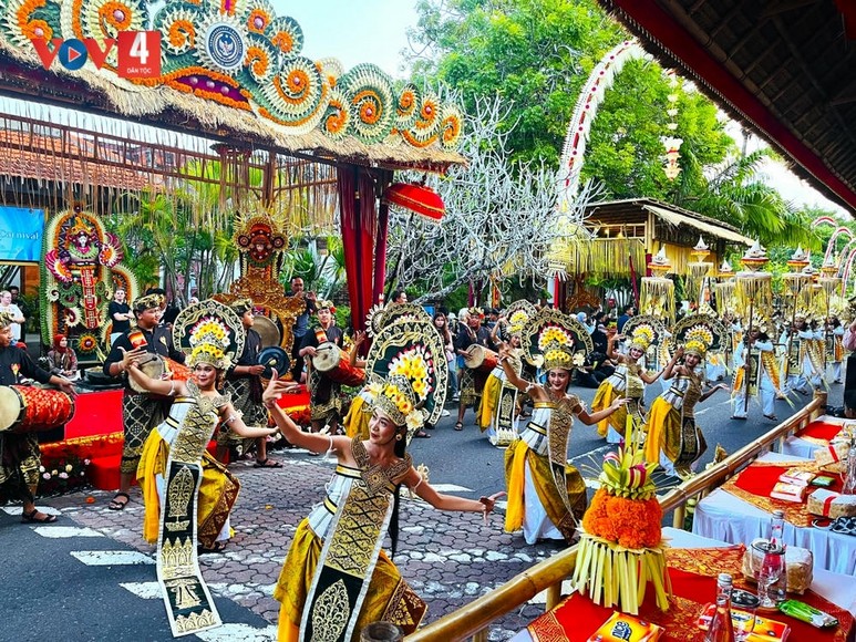 Đoàn rước lễ truyền thống trên đường làng Bali