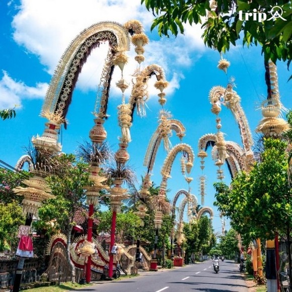 Phố làng Bali rợp cây nêu penjor trong dịp Galungan