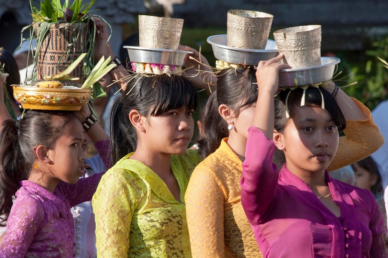 Phụ nữ Bali đội mâm lễ hoa quả đến đền