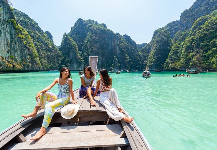 Phong cảnh bãi biển Kuta Bali ban ngày với nắng vàng rực rỡ