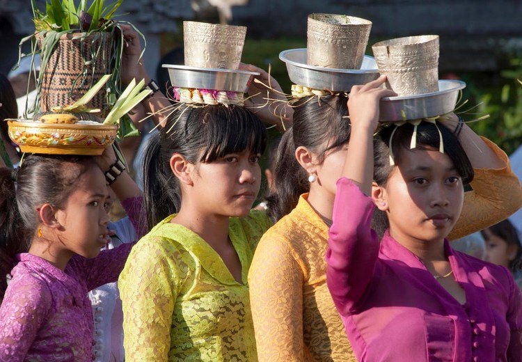 Phụ nữ Bali đội mâm lễ hoa quả đến đền