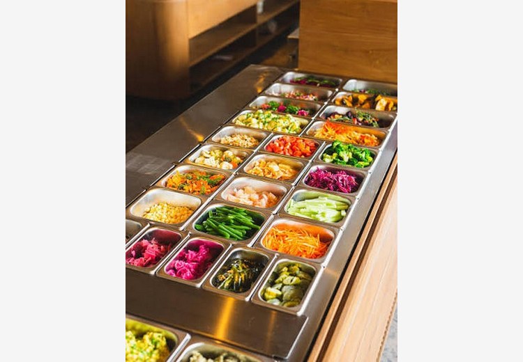 Quầy salad bar tự chọn tại Alchemy Ubud với nhiều loại rau củ, hạt và topping