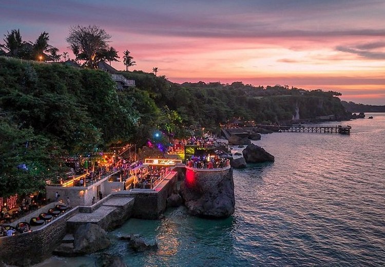 Rock Bar trên mỏm đá Jimbaran lúc mặt trời lặn