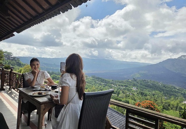 Ruộng bậc thang Tegallalang nhìn từ quán cà phê trên cao vào buổi sáng sớm