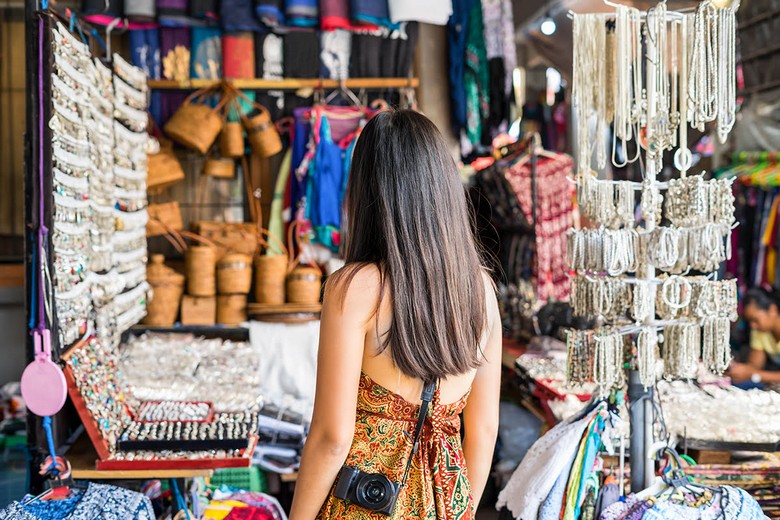 ạp trang sức bạc và tượng gỗ tại chợ Ubud