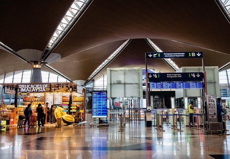 Sân bay KLIA Kuala Lumpur nhìn từ bên trong, khu vực transit rộng và hiện đại