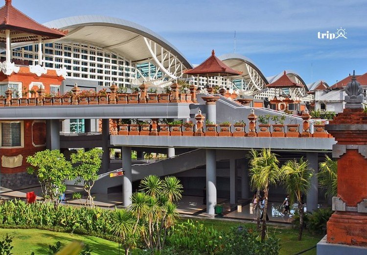Sân bay Nguyễn Rai Denpasar nhìn từ bên ngoài, đặc trưng kiến trúc Bali