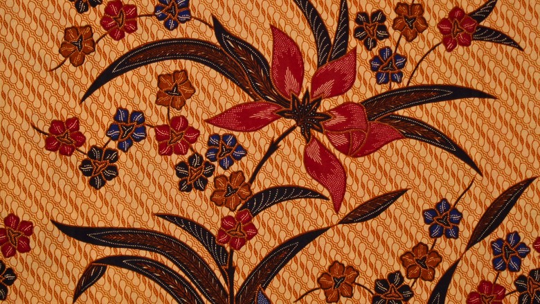 So sánh mặt trước và mặt sau của một tấm batik thật