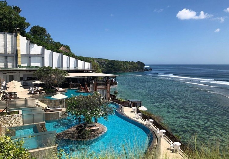 So sánh view resort Ubud nhìn rừng nhiệt đới và resort Uluwatu nhìn ra biển Ấn Độ Dương