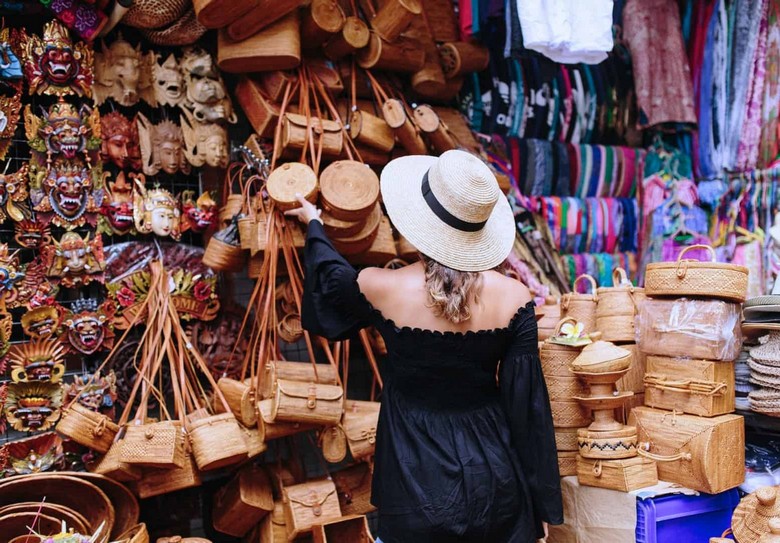 Túi mây và khăn batik bày bán tại chợ