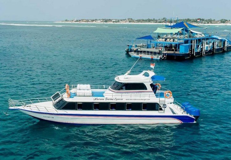 Tàu cao tốc rời bến Sanur hướng ra đảo Nusa Penida