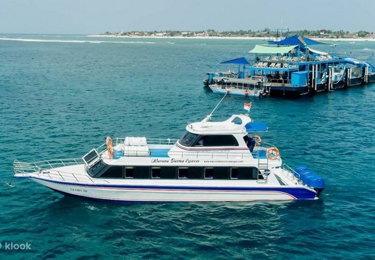 Tàu cao tốc speedboat từ bến Sanur đi Nusa Penida, biển xanh buổi sáng sớm