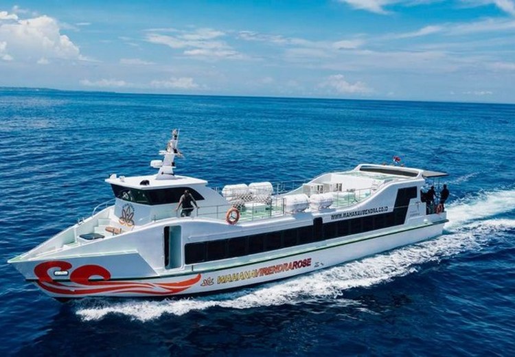 Tàu speedboat rời cảng Sanur hướng ra Nusa Penida, sóng buổi sáng sớm