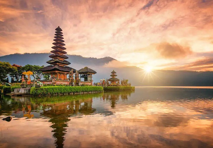 Tháp meru đền Ulun Danu phản chiếu xuống mặt hồ Beratan vào buổi sáng sớm