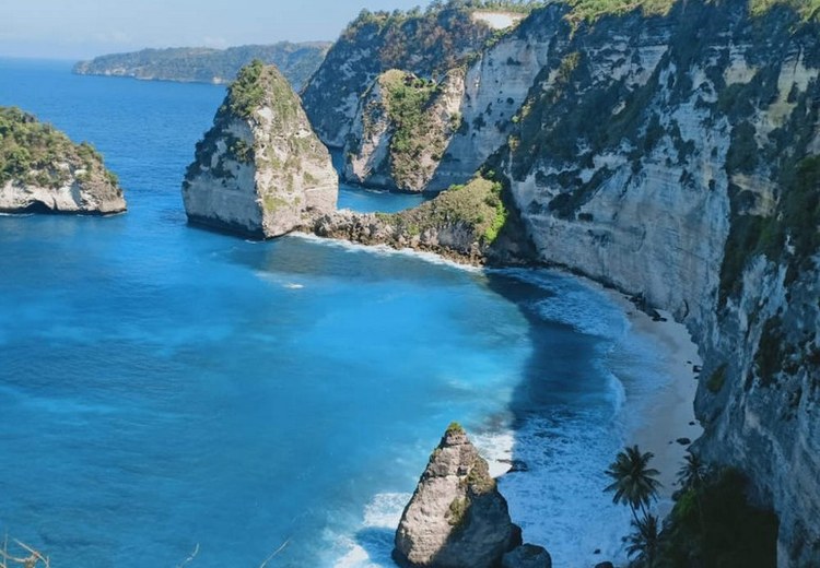 Toàn cảnh Broken Beach Nusa Penida nhìn từ trên cao, vòng cung đá tự nhiên xanh ngắt giữa biển