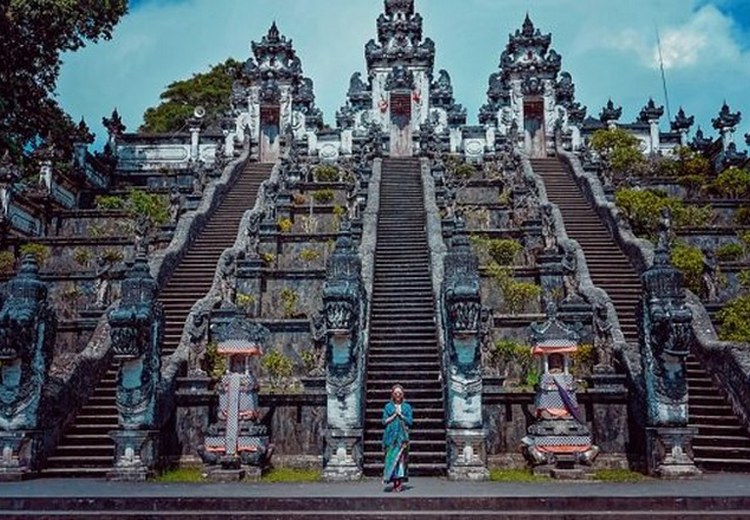 Toàn cảnh con đường lên đền Lempuyang qua rừng nhiệt đới