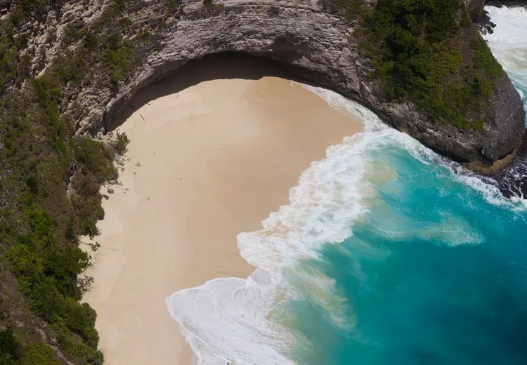 Toàn cảnh Crystal Bay Nusa Penida nhìn từ trên cao, nước xanh ngọc bích, hòn đảo nhỏ giữa vịnh