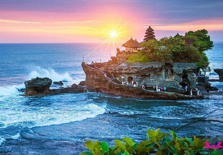 Toàn cảnh đền Tanah Lot lúc hoàng hôn, ánh nắng vàng chiếu xuống mặt biển