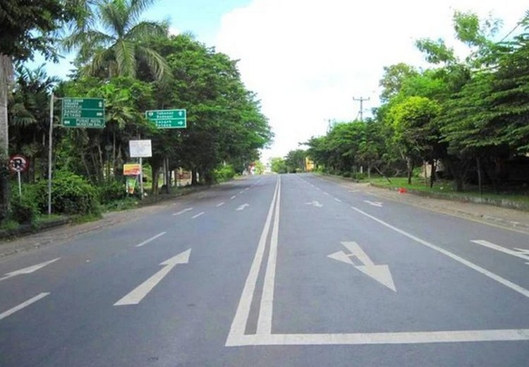 Toàn cảnh đường phố Kuta vắng lặng hoàn toàn trong ngày Nyepi, không một bóng người, không xe cộ