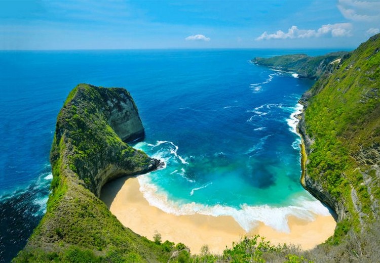 Toàn cảnh Kelingking Beach nhìn từ điểm ngắm trên vách đá — hình bán đảo giống mõm khủng long, nước biển xanh ngọc