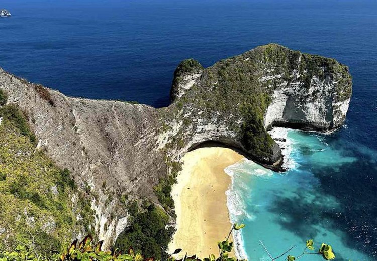 Toàn cảnh Kelingking Beach nhìn từ trên cao với mũi đất hình đầu khủng long và bãi cát trắng bên dưới