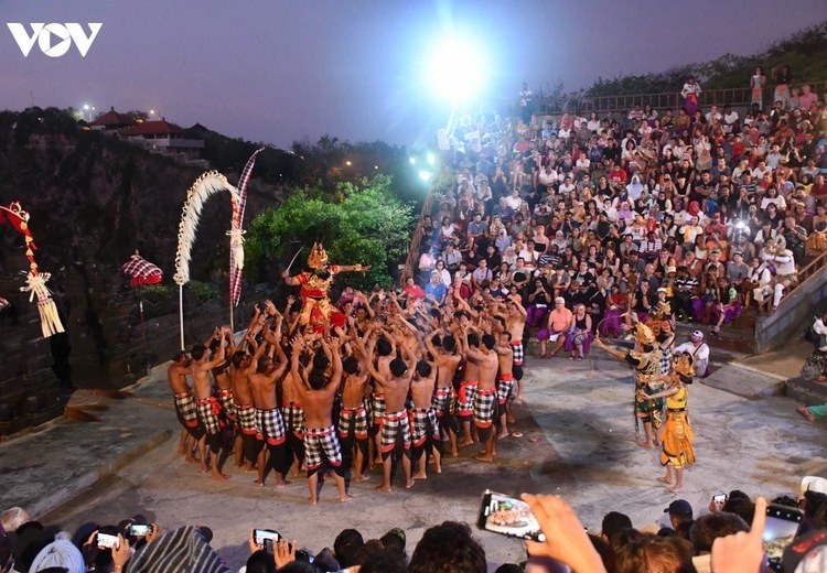 Toàn cảnh sân khấu múa Kecak tại đền Uluwatu lúc hoàng hôn với nền trời cam rực