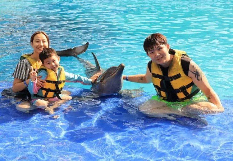 Trẻ em mặc áo phao chơi ở khu hồ nông của công viên nước Bali